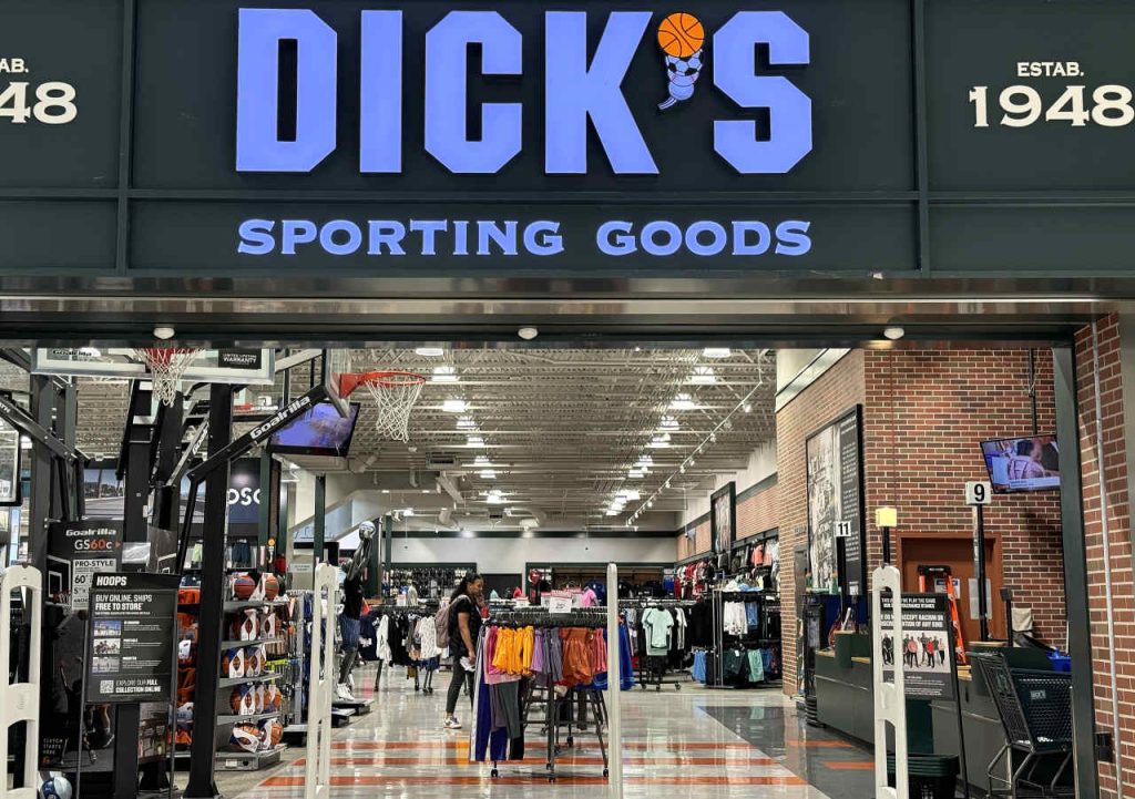 Dick’s Sporting Goods’ faces ‘dynamic economic environment’ and issues conservative outlook Dick’s Sporting Goods’ faces ‘dynamic economic environment’ and issues conservative outlook