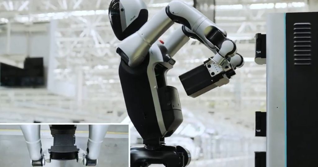 Humanoid Robot Changes Its Own Batteries
