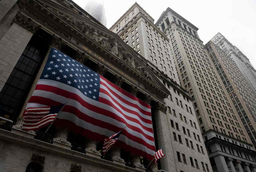 Dow ends just shy of record after touching new intraday high, as Buffett gives Wall Street a boost Dow ends just shy of record after touching new intraday high, as Buffett gives Wall Street a boost