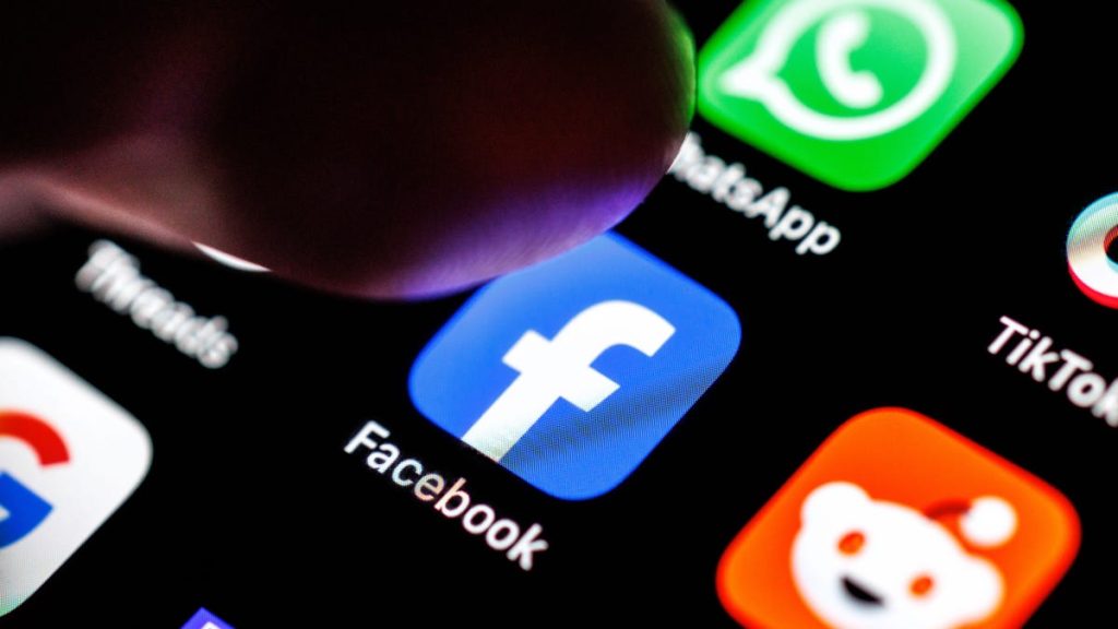 Facebook's local job listings are back - how to use the social network to find a gig