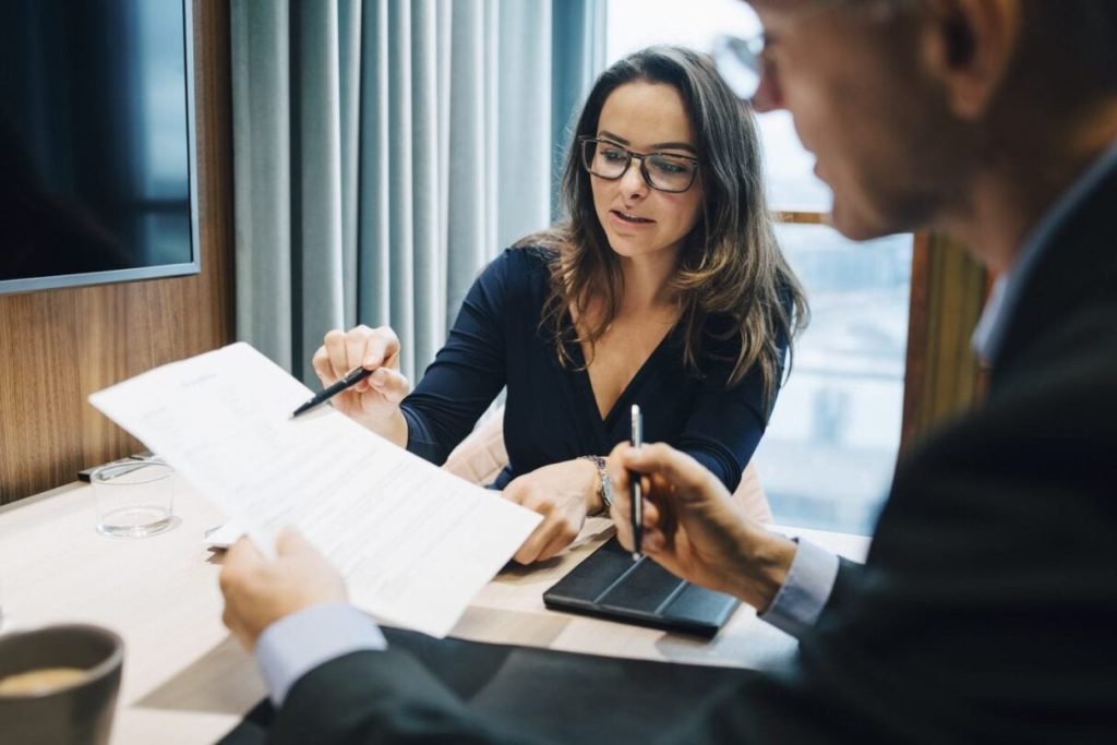 What is a financial close checklist?